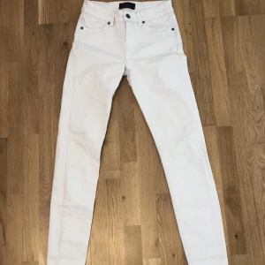 J.Lindberg White Jeans Mid Rise/ Slim Fit - Fina J.Lindeberg Jeans. Pris kan diskuteras:)