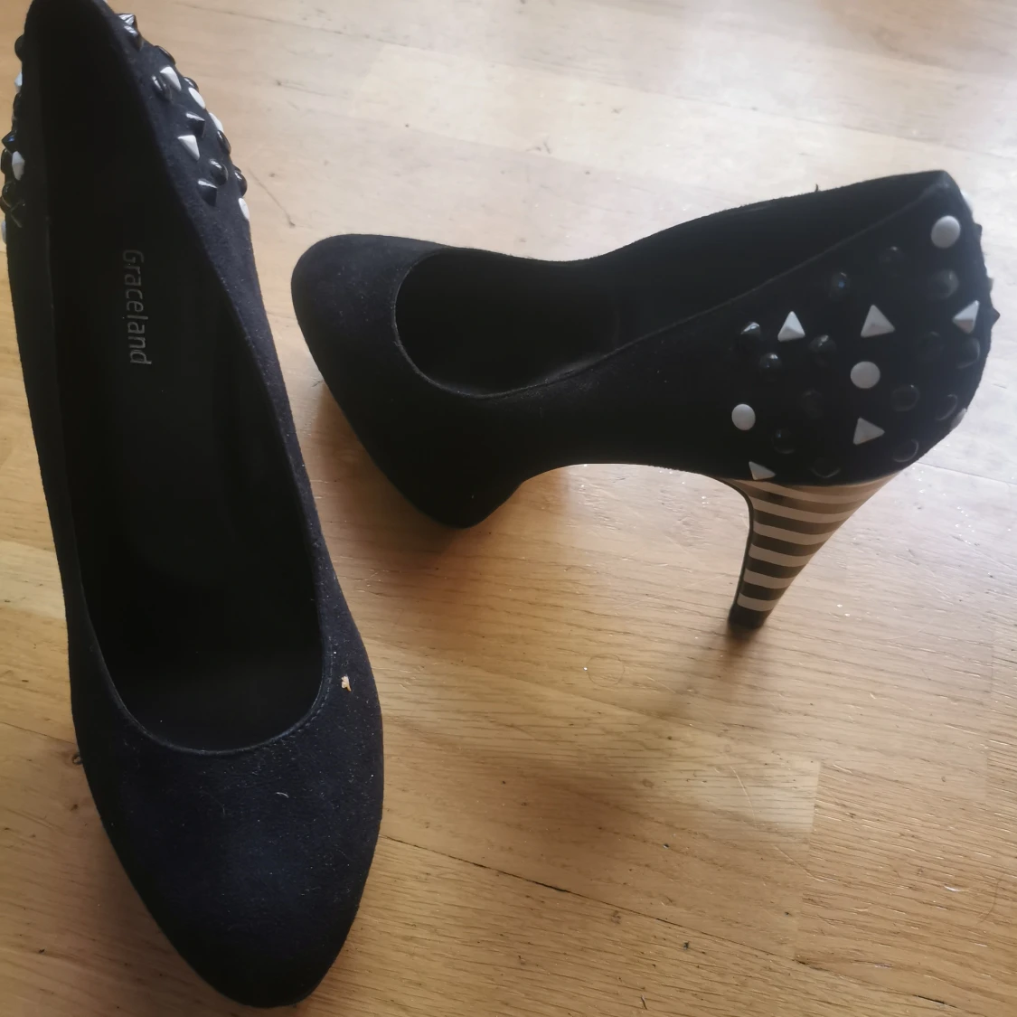 pumps med nitar  - 90