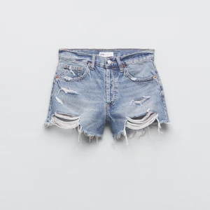 Jeansshorts Zara - ⚠️bilder från hemsidan⚠️ det är inte exakt domhär för jag tror att dom jag har inte säljs längre, men dom ser nästan exakt ut såhär. använt typ 3-4 gånger. köpt för 330kr 💓 