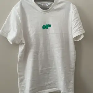 Riktigt cool Off white t-shirt, använd i ca 2 månader. 1:1 kopia Storleken är small men den sitter lite oversize så den passar M-L