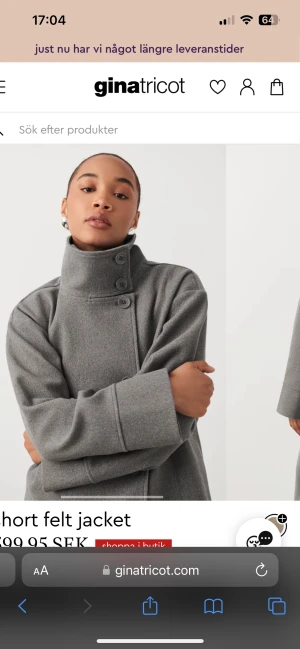 Gina short felt jacket - Säljer ginas slutsålda korta kappa. Har tagit bort prislappen och kan därför ej lämna tillbaka men helt oanvänd. Orignalpriset ligger på 599 kr.  Skriv för egna bilder! 