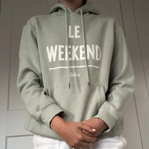 Hoodie  - Ljusgrön hoodie i fint skick! Storlek xs. Nypris 300kr.