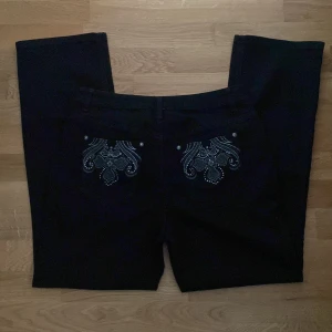 jeans med kors - midrise jeans som det inte står någon storlek på men skulle gissa att det passar S/M🫶🏻