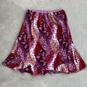 Kjol - Jätte jätte fin kjol som tyvärr är för stor, den har stretch i midjan så passar många storlekar beroende på hur man vill att den ska sitta!