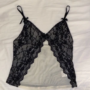 Spetslinne  - Gulligt spetslinne med rosetter aldrig använd💗