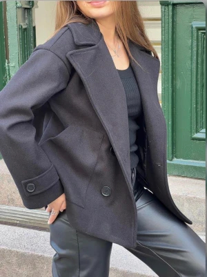 Kappa design by si - Jättefin kappa perfekt till hösten i nyskick!💞Köp direkt för 600 eller buda.