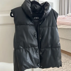 Zara väst - Säljer min zara väst i storlek S! 💕
