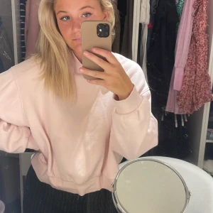 Weekday top - Ljusrosa topp från weekday i storlek S