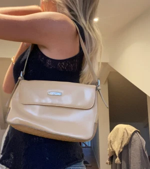 Väska - Beige Vintage Axelväska🪩