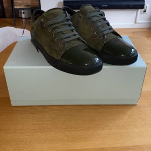 Lanvin - Lanvin i skick 9/10! Jättefin och unik färg. Box, dustbag och extrasnören tillkommer. Finns små små repor på ena skons captoe men inget man lägger märket till.