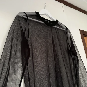 Mesh topp - (Tryck inte på köp nu direkt)❤️ mesh topp från zara, den har ett hål uppe i nacken tyvärr men skulle inte tro att det är så synligt bör man har på sig den🥰