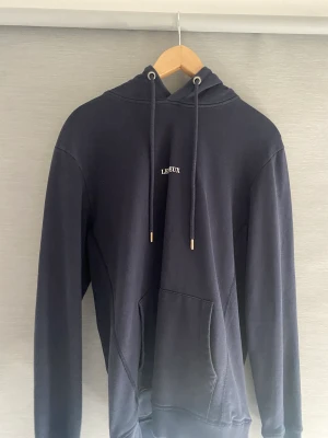 Les Duex hoddie - En hoddie i ett mycket bra skick till de priset den säljs till, bara använd ett fåtal gånger 