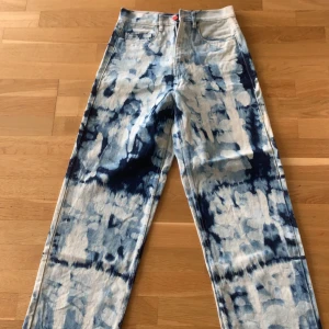 BeWider Tie dye Jeans - Jeans från BeWider Nypris: 1300kr går inte att köpa längre. Frakt Ingår.