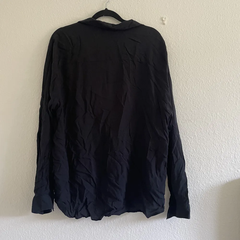 En svart skjorta från lager 157. . Toppar.