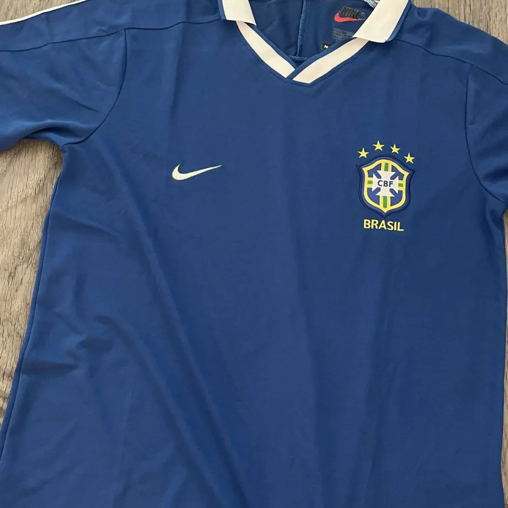Detta är en fotbollströja för brasilien från 1997, bortaställ, knappt använd med bra kvalite! Följ instagram @aint_bout_nun för fler liknande tröjor!. T-shirts.