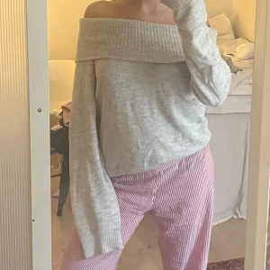 Stickad tröja - Stickad off-shoulder tröja från h&m, säljer då jag inte använder den!!💗