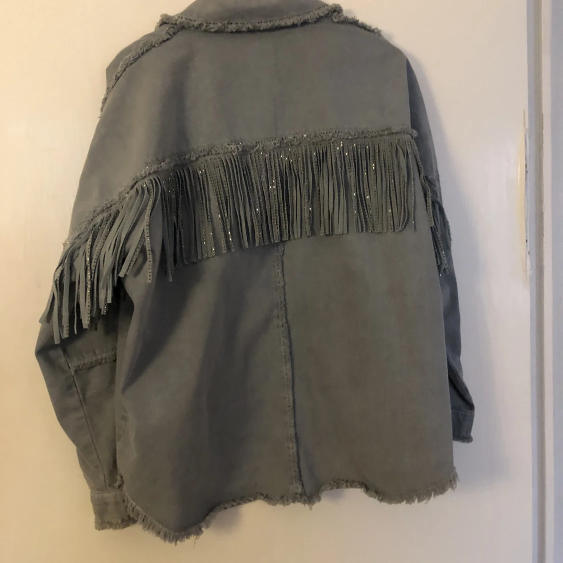 Jeansjacka med snygg glitterdetalj - 91