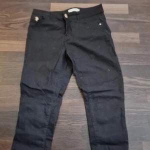 Svarta skinny jeans, skriv för mer info eller bilder 💕