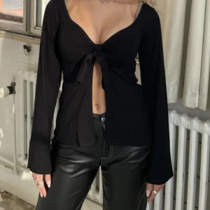 Designbysi  - Maddyblouse i färgen BLACK. Helt ny och oanvänd, storlek xs/s.  Orginalpris : 393 kronor Köparen står för frakten