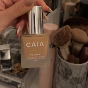 Caia  - Caia foundation, its iconic. I färgen 2C. Super fin foundation men passar tyvär inte min hudtyp. Endast testad! Helt ny! ❤️
