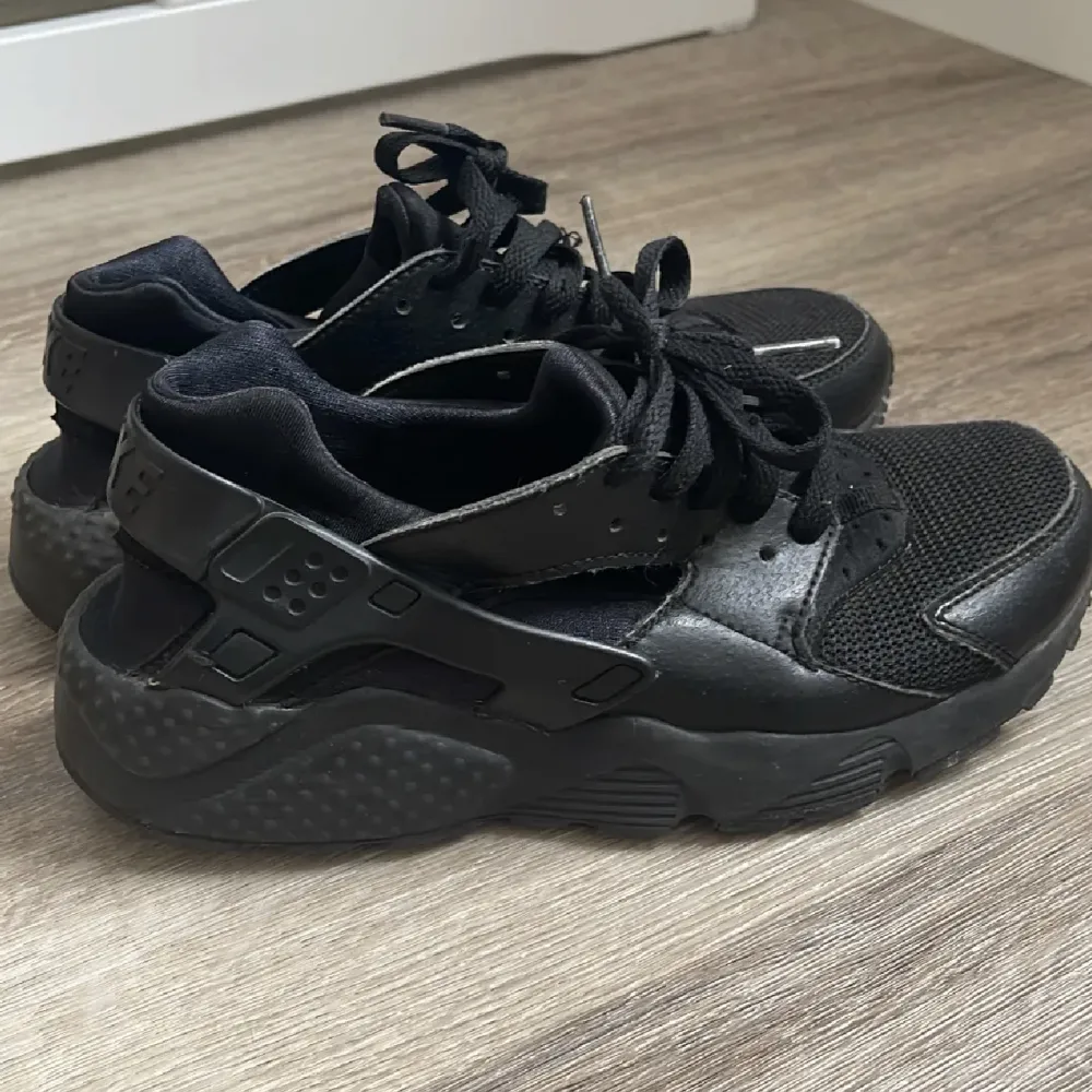 Använda Nike huarache skor i storlek 37,5. Sitter som en tight 36. Skor.