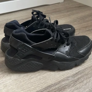Nike huarache - Använda Nike huarache skor i storlek 37,5. Sitter som en tight 36
