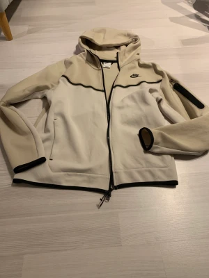 Nike tech fleece - Strl M . Använts ett fåtal gånger. Väl omhändertagen . Plasten runt ena hänget från dragkedjan har ramlat av. Därav det låga priset. 