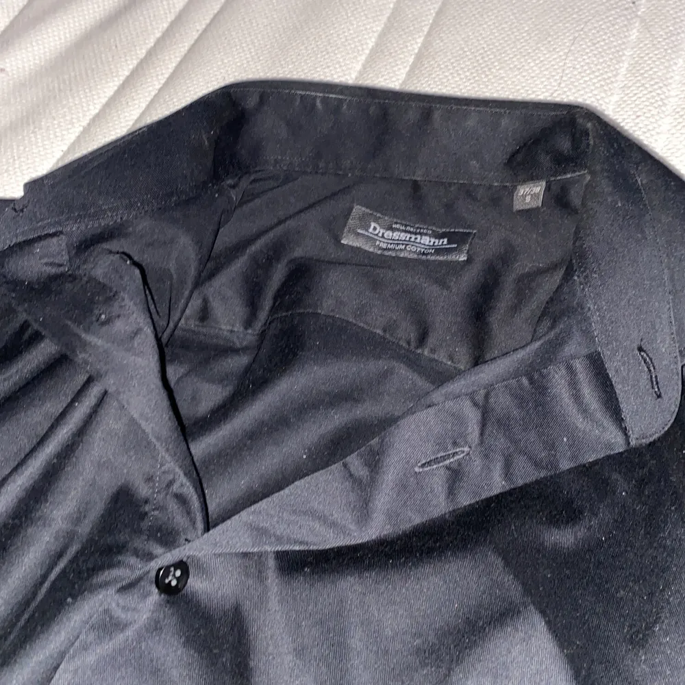 En helt vanlig svart dressman skjorta i S storlek, den är bara använd en gång och är i bra skick fortfarande. Här kan ni köpa om ni vill ha nån billig skjorta från dressman . Skjortor.