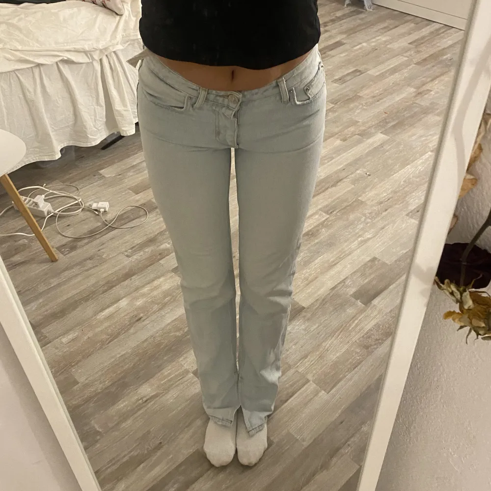 Jättefina jeans med slits som inte kommer till anvädning, de har en defekt (kontakta för bilder)💓. Jeans & Byxor.