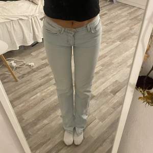 Jättefina jeans med slits som inte kommer till anvädning, de har en defekt (kontakta för bilder)💓
