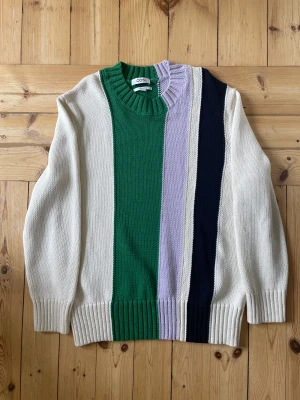 Cos sweatshirt  - Säljer en superfin tröja från COS i storleken Large.  Tröjan är använd max 3ggr och är i superfint skick.  Nypris: 1000kr,  Mitt pris: 600kr  Finns i Stockholm men kan självklart fraktas på köparens bekostnad.  Mvh