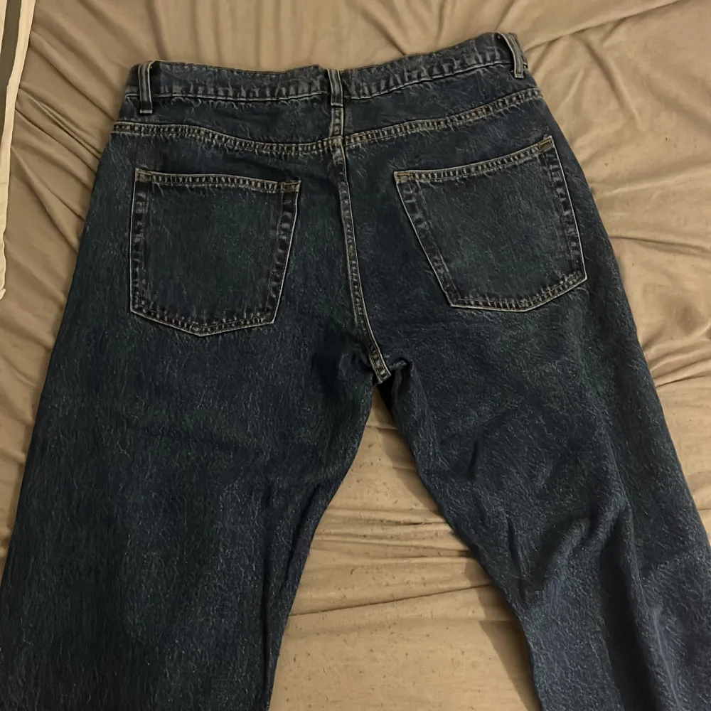 Säljer mina mörkare blå loose fit jeans i storlek L använda 2 gånger var inte riktigt för mig . Jeans & Byxor.