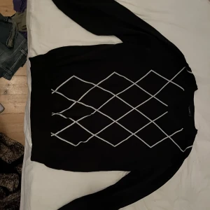 bomulls tröja - en as mysig svart tröja med vita o gråa detaljer. inget fel på den och inga skador på tröjan. det ända är att lappen vid magen är bortklippt pga att jag störde mig på den när den användes! om man vill ha fler bilder är det bara att fråga💗