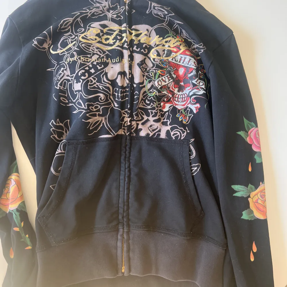 Jätte fin Edhardy hoodie😫💕 Köpte den på plick för ett år sen men kommer tyvärr inte till användning längre 💕  Den är i super bra skick💕 Är inte helt säker på att ja vill sälja, men kom med bud!💕 Kan skicka fler bilder💕💕. Hoodies.