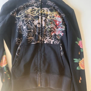 Edhardy hoodie  - Jätte fin Edhardy hoodie😫💕 Köpte den på plick för ett år sen men kommer tyvärr inte till användning längre 💕  Den är i super bra skick💕 Är inte helt säker på att ja vill sälja, men kom med bud!💕 Kan skicka fler bilder💕💕