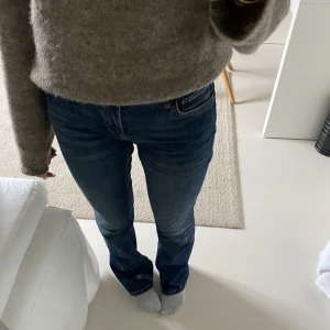 Zara jeans  - Är i väldigt bra skick, strl 34 men är en aning stretchiga i materialet💗 perfekta nu till hösten💗💗