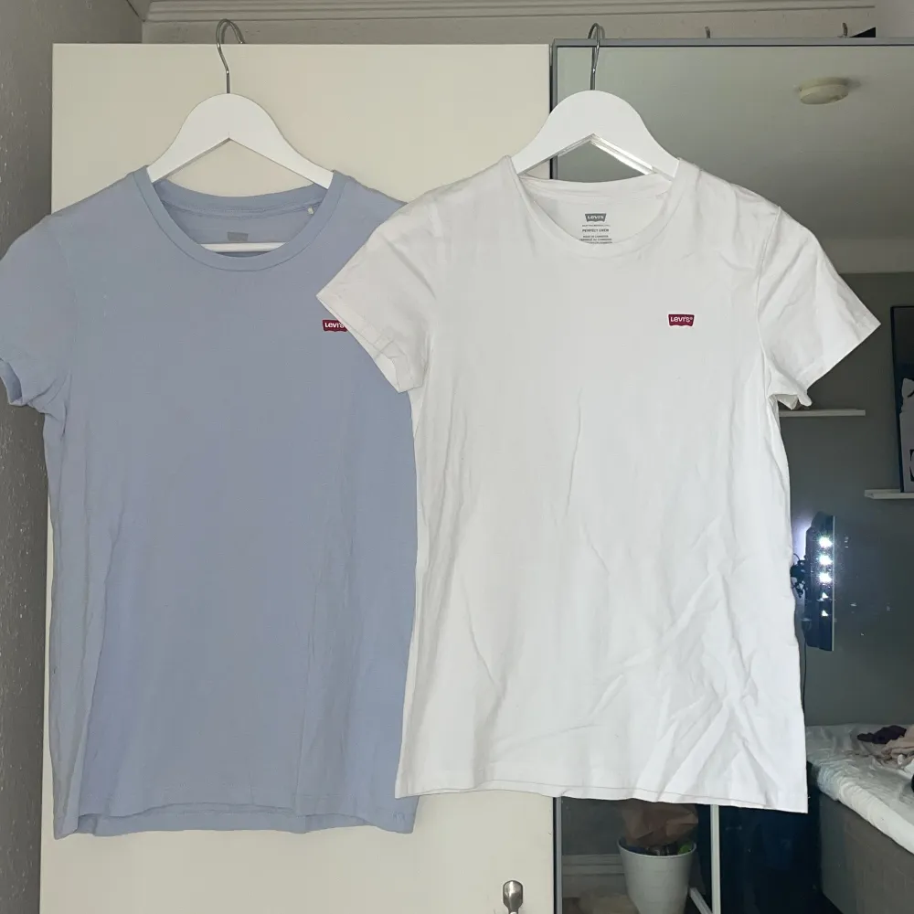 En babyblå och en vit Levis T-shirt i storlek XS,  helt oanvända🩷 säljer båda tillsammans för 150 kr. T-shirts.