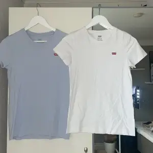 En babyblå och en vit Levis T-shirt i storlek XS,  helt oanvända🩷 säljer båda tillsammans för 150 kr