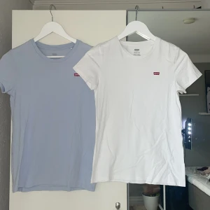 Levis t-shirt - En babyblå och en vit Levis T-shirt i storlek XS,  helt oanvända🩷 säljer båda tillsammans för 150 kr