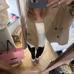 Vårjacka Gina  - Säljer en perfekt vårjacka från Gina tricot. Säljer då jag köpt en ny i mindre stolek och annan färg :)  Den är kort i modellen så perfekt om man vill ha en tjockare tröja under  