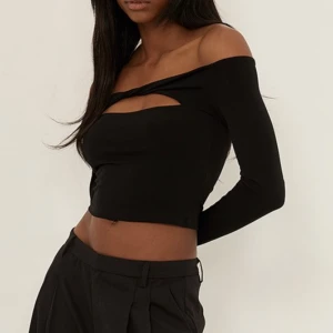 Topp - Svart topp med detalj framtill. Inga tecken på användning. 