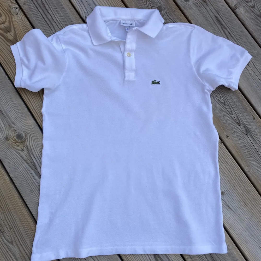 Fin vit (inga fläckar) Lacoste Tenniströja 16 (176 cm).. T-shirts.