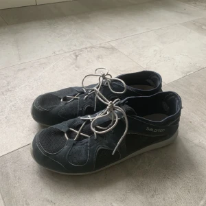 Salomon sneakers - Salomon sneakers i tunnt material. Grymt sköna och lätta på foten. I använt men fint skick. 