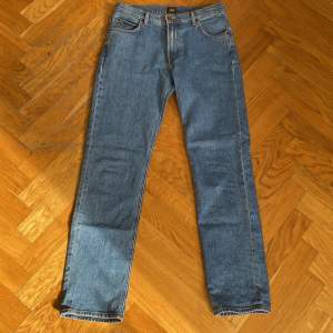 Säljer dessa skit snygga lee jeans i fantastiskt skick. Det står 29/32 men dom sitter mer som 30/32. Nypris ca: 1000kr. Mitt pris 199kr.