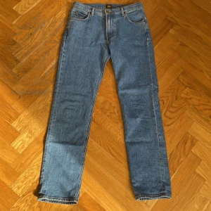 Lee jeans - Säljer dessa skit snygga lee jeans i fantastiskt skick. Det står 29/32 men dom sitter mer som 30/32. Nypris ca: 1000kr. Mitt pris 199kr.