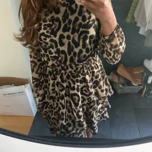 Jättefin klänning med leopardmönster!❤️använd endast en gång (nypris 500kr) 