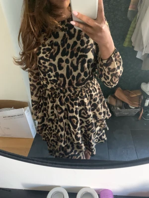 Klänning  - Jättefin klänning med leopardmönster!❤️använd endast en gång (nypris 500kr) 