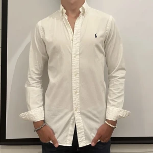 Ralph lauren skjorta - Skjorta fran Ralph Lauren - Storlek: S - Passform: Slim fit - Skjortan är i ett väldigt fint skick utan nagra defekter-Varat pris: 399 SEK - Nypris: 1399 SEK - Modellen pà bilden är 180 CM och väger 75 kg