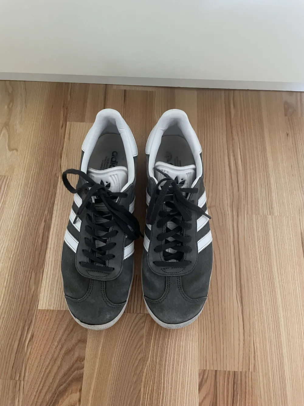 Gråa Adidas Gazelle. Bra skick men dem har lite slitage på den vänstra skon i fram som man kan se på bild 2. Sulan i har även blivit lite missfärgad. Skriv för tydligare bilder på defekterna. Storlek 40 2/3 och passar bra på mig som har storlek 40 annars💕. Skor.