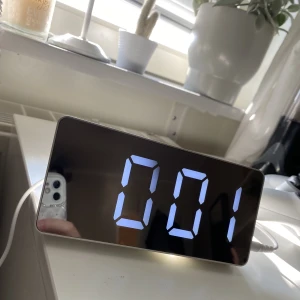 Fin spegel klocka - Aldrig använd, har ingenstans att ha den, funkar och ser ut som ny, laddsladd tillkommer, den är en snygg detalj i hemmet, swisha privat mitt bank id strular
